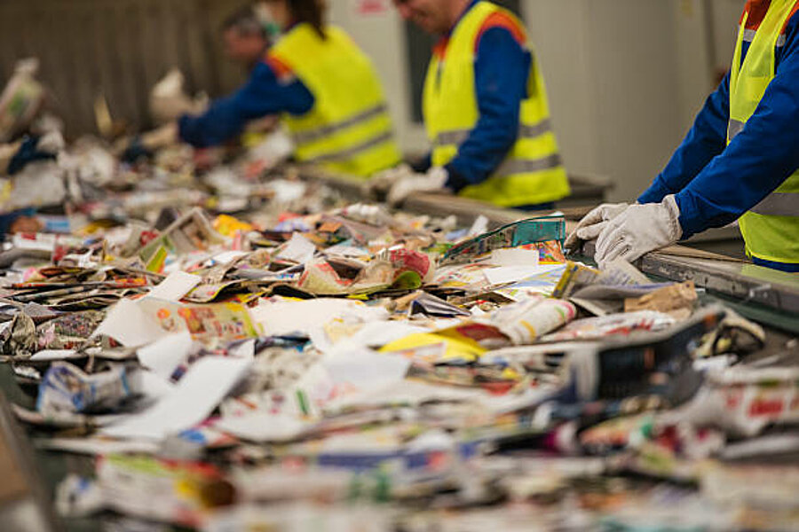 travailleurs recyclant des papiers dans une usine de recyclage