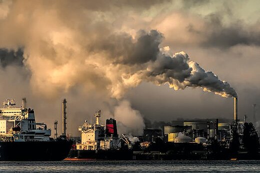 fumée polluante dans un port