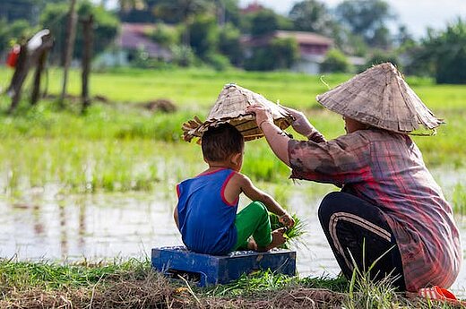 femme et enfants asiatiques au bord de l'eau